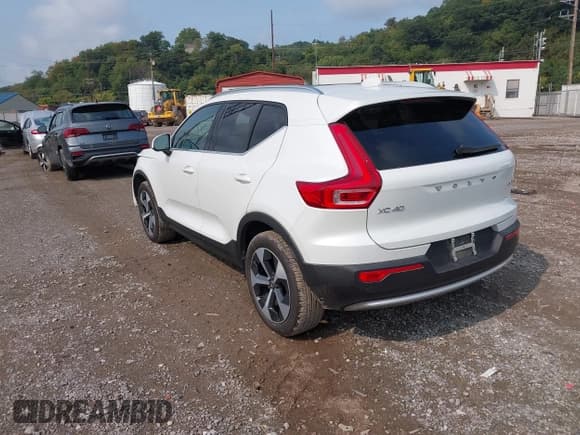 ✅ 2025 Volvo XC40 Core Bright Theme • VIN: YV4L12UJ7S2608174 • Lot: 43155109. Listed on IAAI with 3,610 mi. Free auction sales archive from the USA and detailed vehicle history report at DreamBid. Image 3.