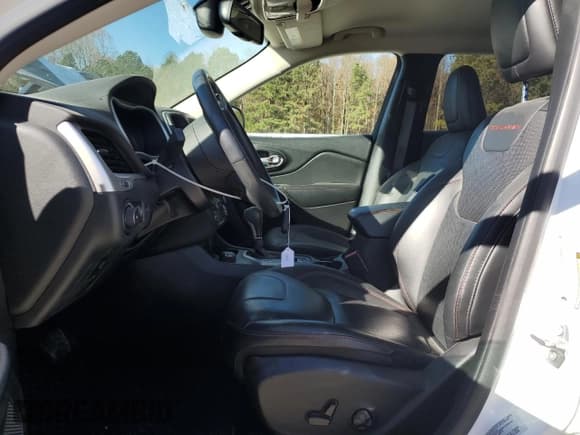 ✅ 2016 Jeep Cherokee Trailhawk • VIN: 1C4PJMBS8GW227719 • Lot: 93120535. Listed on Copart with 43,989 mi. Free auction sales archive from the USA and detailed vehicle history report at DreamBid. Image 7.