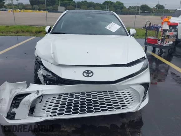 2025 Toyota Camry LE z VIN 4T1DAACK6SU606394, wystawiony jako IAAI lot #43223731 z przebiegiem 2 874 mil mil oraz . Historia ofert i sprzedaży dostępna na DreamBid. Obrazek 12.