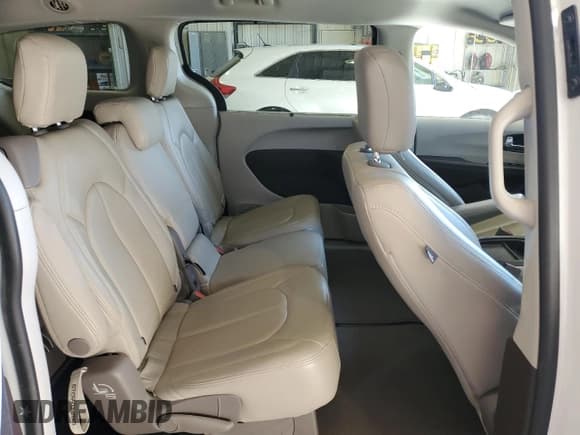 ✅ 2018 Chrysler Pacifica Touring Plus • VIN: 2C4RC1FG7JR128770 • Lot: 87197165. Wystawiony na Copart z przebiegiem 48 880 mil. Bezpłatny archiwum sprzedaży aukcyjnych z USA i szczegółowy raport historii pojazdu na DreamBid. Zdjęcie 11.