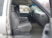 ✅ 2005 Chevrolet Silverado 2500HD Work Truck • VIN: 1GCHK23245F965938 • Lot: 43677906. Wystawiony na IAAI z przebiegiem 238 789 mil. Bezpłatny archiwum sprzedaży aukcyjnych z USA i szczegółowy raport historii pojazdu na DreamBid. Zdjęcie 5.