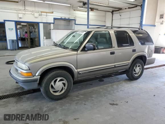 2000 Chevrolet Blazer LT z VIN 1GNDT13WXY2344263, wystawiony jako Copart lot #68523484 z przebiegiem 157 060 mil mil oraz Szkoda całkowita • Salvage title. Historia ofert i sprzedaży dostępna na DreamBid. Obrazek 1.