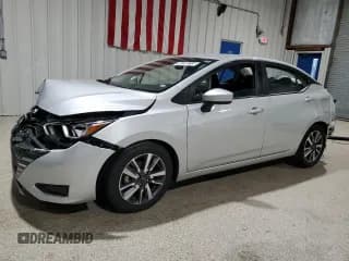 ✅ 2023 Nissan Versa SV • VIN: 3N1CN8EV5PL861787 • Лот: 92298215. Опубликован ранее на Copart с пробегом 52 110 миль. Бесплатный доступ к архиву аукционных продаж из США и подробный отчёт об истории автомобиля на DreamBid. Изображение 1.
