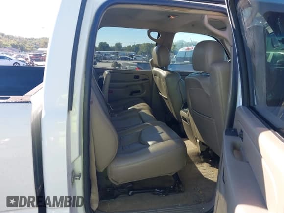 ✅ 2005 Chevrolet Silverado 2500HD LS • VIN: 1GCHK23225F829520 • Lot: 43518276. Wystawiony na IAAI z przebiegiem 276 568 mil. Bezpłatny archiwum sprzedaży aukcyjnych z USA i szczegółowy raport historii pojazdu na DreamBid. Zdjęcie 8.