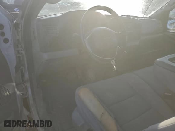 ✅ 2005 Ford F-250 XL • VIN: 1FTNF21555ED29247 • Lot: 96234555. Wystawiony na Copart z przebiegiem 236 431 mil. Bezpłatny archiwum sprzedaży aukcyjnych z USA i szczegółowy raport historii pojazdu na DreamBid. Zdjęcie 8.