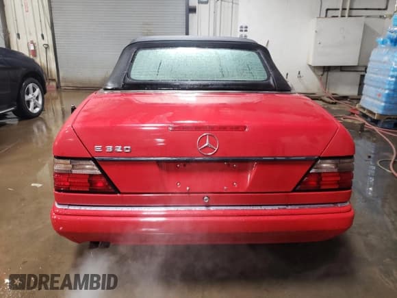 ✅ 1994 Mercedes-Benz E 320 • VIN: WDBEA66E8RC044069 • Лот: 87713565. Опубликован ранее на Copart с пробегом 69 061 миль. Бесплатный доступ к архиву аукционных продаж из США и подробный отчёт об истории автомобиля на DreamBid. Изображение 6.