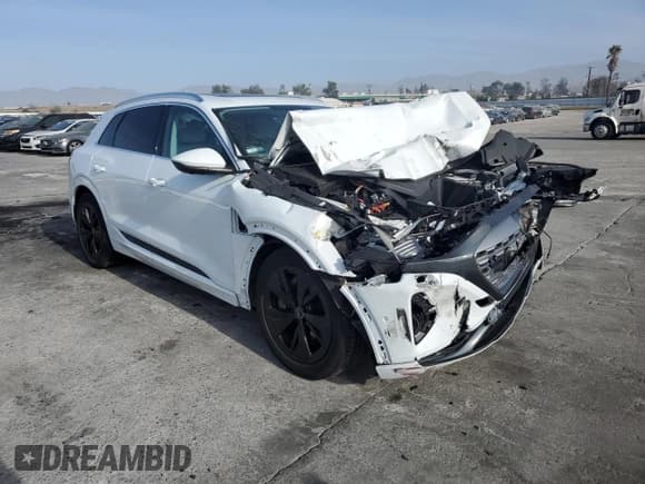 ✅ 2024 Audi Q8 e-tron Premium Plus • VIN: WA15AAGE5RB007032 • Лот: 86919704. Опубликован ранее на Copart с пробегом Не указан. Бесплатный доступ к архиву аукционных продаж из США и подробный отчёт об истории автомобиля на DreamBid. Изображение 4.