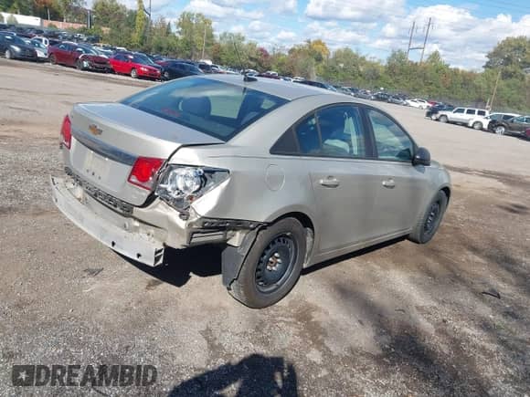 2014 Chevrolet Cruze LS z VIN 1G1PA5SG4E7425909, wystawiony jako IAAI lot #43494913 z przebiegiem 76 172 mil mil oraz . Historia ofert i sprzedaży dostępna na DreamBid. Obrazek 4.