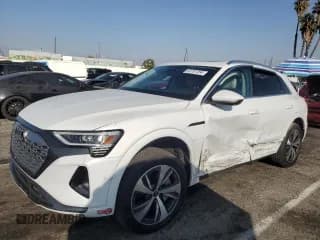 ✅ 2024 Audi Q8 e-tron Premium Plus • VIN: WA15AAGE3RB008907 • Лот: 83701054. Опубликован ранее на Copart с пробегом 8 760 миль. Бесплатный доступ к архиву аукционных продаж из США и подробный отчёт об истории автомобиля на DreamBid. Изображение 1.