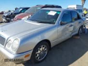 ✅ 1998 Mercedes-Benz E 320 • VIN: WDBJF65F4WA699931 • Lot: 43653446. Wystawiony na IAAI z przebiegiem 126 403 mil. Bezpłatny archiwum sprzedaży aukcyjnych z USA i szczegółowy raport historii pojazdu na DreamBid. Zdjęcie 17.