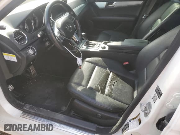 ✅ 2014 Mercedes-Benz C 300 Sport • VIN: WDDGF8AB7EA930111 • Lot: 50959005. Wystawiony na Copart z przebiegiem 195 477 mil. Bezpłatny archiwum sprzedaży aukcyjnych z USA i szczegółowy raport historii pojazdu na DreamBid. Zdjęcie 7.