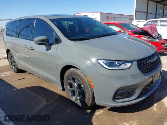 ✅ 2022 Chrysler Pacifica Hybrid Limited • VIN: 2C4RC1S79NR222225 • Лот: 41443021. Опубликован ранее на IAAI с пробегом 10 978 миль. Бесплатный доступ к архиву аукционных продаж из США и подробный отчёт об истории автомобиля на DreamBid. Изображение 1.