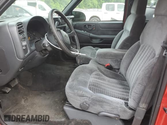 ✅ 2001 Chevrolet Blazer LT • VIN: 1GNDT13W41K125496 • Lot: 58687425. Wystawiony na Copart z przebiegiem 102 504 mil. Bezpłatny archiwum sprzedaży aukcyjnych z USA i szczegółowy raport historii pojazdu na DreamBid. Zdjęcie 7.