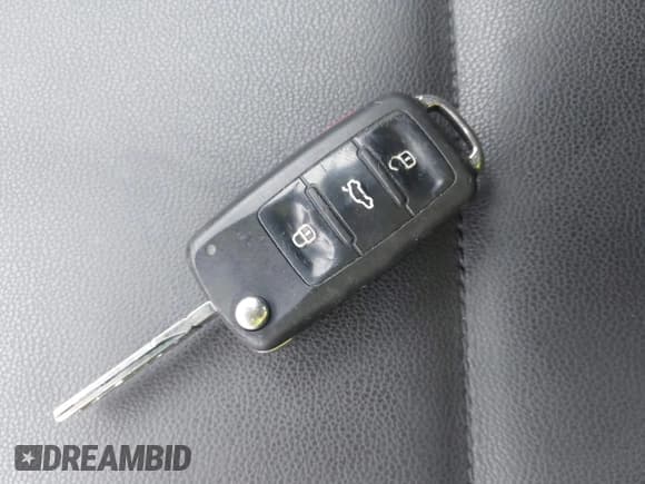 ✅ 2012 Volkswagen Beetle 2.5L PZEV • VIN: 3VWJP7AT5CM660700 • Lot: 43737690. Wystawiony na IAAI z przebiegiem 81 937 mil. Bezpłatny archiwum sprzedaży aukcyjnych z USA i szczegółowy raport historii pojazdu na DreamBid. Zdjęcie 11.