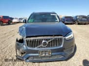 ✅ 2021 Volvo XC90 Momentum • VIN: YV4A221K0M1672860 • Lot: 90371535. Wystawiony na Copart z przebiegiem 61 943 mil. Bezpłatny archiwum sprzedaży aukcyjnych z USA i szczegółowy raport historii pojazdu na DreamBid. Zdjęcie 5.