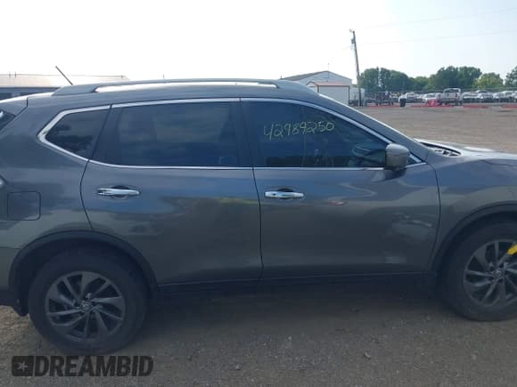 ✅ 2016 Nissan Rogue SL • VIN: 5N1AT2MV7GC823400 • Lot: 42989250. Wystawiony na IAAI z przebiegiem 121 224 mil. Bezpłatny archiwum sprzedaży aukcyjnych z USA i szczegółowy raport historii pojazdu na DreamBid. Zdjęcie 13.