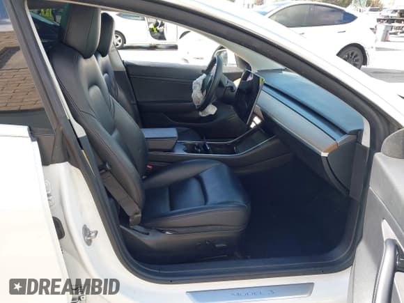 ✅ 2020 Tesla Model 3 Standard Range Plus • VIN: 5YJ3E1EA4LF798529 • Lot: 43622758. Wystawiony na IAAI z przebiegiem 114 107 mil. Bezpłatny archiwum sprzedaży aukcyjnych z USA i szczegółowy raport historii pojazdu na DreamBid. Zdjęcie 5.