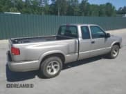 ✅ 1998 Chevrolet S-10 LS • VIN: 1GCCS19X2W8142549 • Лот: 54670265. Опубликован ранее на Copart с пробегом 184 711 миль. Бесплатный доступ к архиву аукционных продаж из США и подробный отчёт об истории автомобиля на DreamBid. Изображение 3.