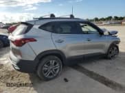 ✅ 2023 Kia Seltos S • VIN: KNDEUCAA9P7450184 • Лот: 80659975. Опубликован ранее на Copart с пробегом 49 443 миль. Бесплатный доступ к архиву аукционных продаж из США и подробный отчёт об истории автомобиля на DreamBid. Изображение 3.