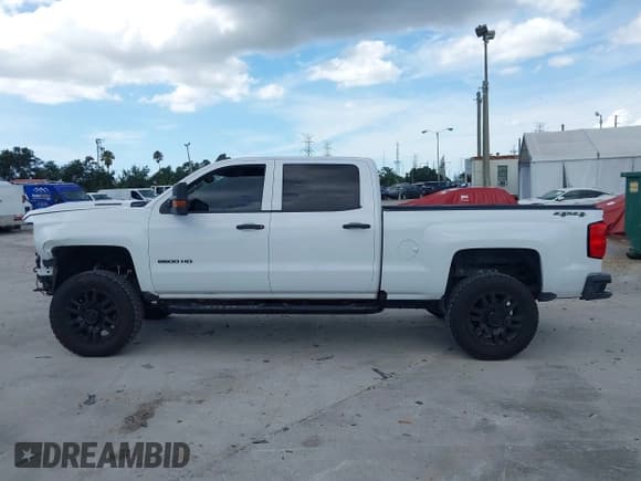 ✅ 2017 Chevrolet Silverado 2500HD Work Truck • VIN: 1GC1KUEY2HF229468 • Lot: 42615385. Wystawiony na IAAI z przebiegiem 88 472 mil. Bezpłatny archiwum sprzedaży aukcyjnych z USA i szczegółowy raport historii pojazdu na DreamBid. Zdjęcie 14.