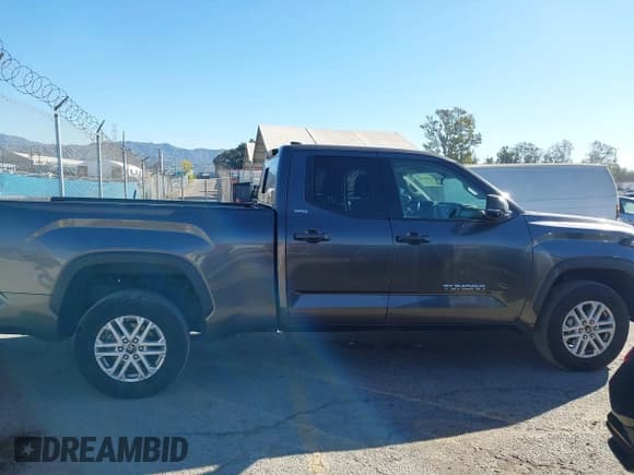 ✅ 2022 Toyota Tundra SR5 • VIN: 5TFLA5DA9NX047844 • Lot: 43806706. Wystawiony na IAAI z przebiegiem 56 593 mil. Bezpłatny archiwum sprzedaży aukcyjnych z USA i szczegółowy raport historii pojazdu na DreamBid. Zdjęcie 14.