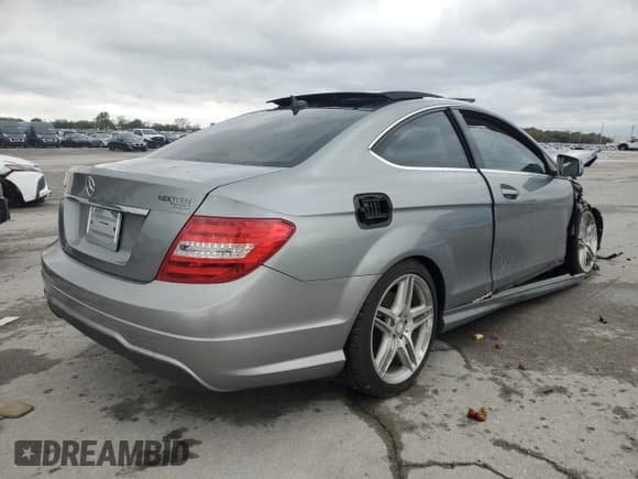 ✅ 2013 Mercedes-Benz C 250 • VIN: WDDGJ4HB9DF946888 • Lot: 90693825. Wystawiony na Copart z przebiegiem 88 385 mil. Bezpłatny archiwum sprzedaży aukcyjnych z USA i szczegółowy raport historii pojazdu na DreamBid. Zdjęcie 3.