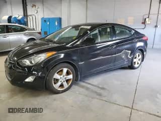 2013 Hyundai Elantra GLS z VIN KMHDH4AE4DU697419, wystawiony jako Copart lot #55633985 z przebiegiem 171 637 mil mil oraz Czysty tytuł • Clean title. Historia ofert i sprzedaży dostępna na DreamBid. Obrazek 1.