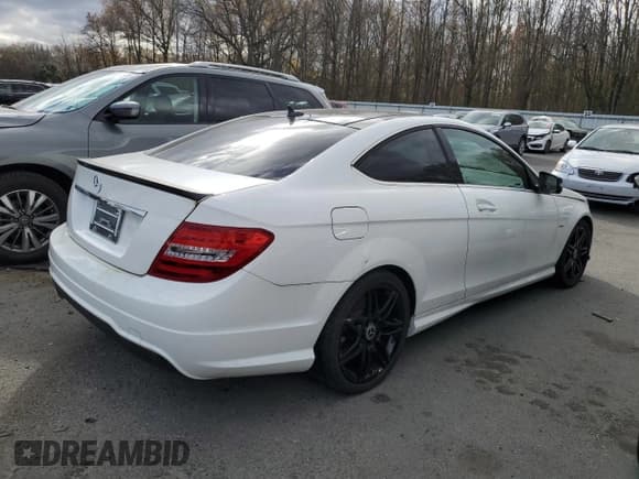 ✅ 2014 Mercedes-Benz C 250 • VIN: WDDGJ4HB2EG267301 • Lot: 92372375. Wystawiony na Copart z przebiegiem 121 843 mil. Bezpłatny archiwum sprzedaży aukcyjnych z USA i szczegółowy raport historii pojazdu na DreamBid. Zdjęcie 3.