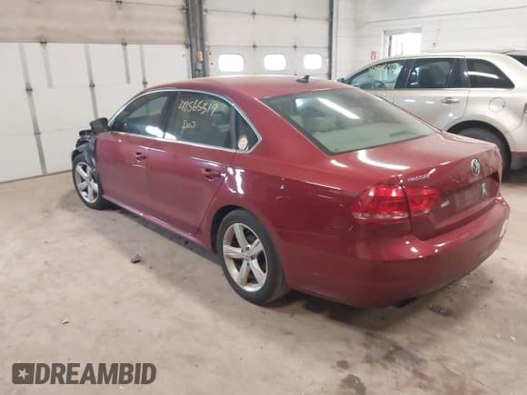 ✅ 2015 Volkswagen Passat S • VIN: 1VWAS7A38FC091572 • Lot: 42565319. Wystawiony na IAAI z przebiegiem 152 511 mil. Bezpłatny archiwum sprzedaży aukcyjnych z USA i szczegółowy raport historii pojazdu na DreamBid. Zdjęcie 3.