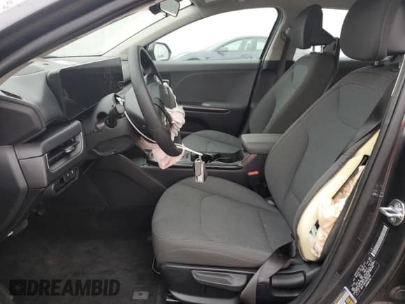 ✅ 2025 Kia K4 LXS • VIN: 3KPFT4DE3SE055082 • Lot: 92074185. Wystawiony na Copart z przebiegiem 26 996 mil. Bezpłatny archiwum sprzedaży aukcyjnych z USA i szczegółowy raport historii pojazdu na DreamBid. Zdjęcie 7.