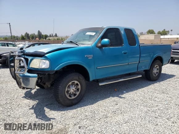 ✅ 1998 Ford F-250 • VIN: 1FTPX28L0WKB51597 • Lot: 61813065. Listed on Copart with 206,958 mi. Free auction sales archive from the USA and detailed vehicle history report at DreamBid. Image 1.