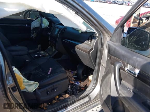 ✅ 2012 Kia Sorento SX • VIN: 5XYKW4A25CG199978 • Lot: 43832286. Listed on IAAI with 235,064 mi. Free auction sales archive from the USA and detailed vehicle history report at DreamBid. Image 5.