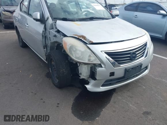 ✅ 2013 Nissan Versa SV • VIN: 3N1CN7AP8DL860937 • Lot: 43698617. Wystawiony na IAAI z przebiegiem 141 311 mil. Bezpłatny archiwum sprzedaży aukcyjnych z USA i szczegółowy raport historii pojazdu na DreamBid. Zdjęcie 6.