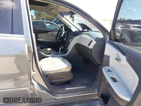 ✅ 2011 Chevrolet Traverse LTZ • VIN: 1GNKRLED9BJ141777 • Lot: 43581134. Wystawiony na IAAI z przebiegiem Nie podano. Bezpłatny archiwum sprzedaży aukcyjnych z USA i szczegółowy raport historii pojazdu na DreamBid. Zdjęcie 5.