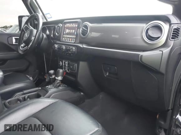 ✅ 2018 Jeep Wrangler Unlimited Sahara • VIN: 1C4HJXEN0JW320639 • Lot: 42646123. Wystawiony na IAAI z przebiegiem 122 182 mil. Bezpłatny archiwum sprzedaży aukcyjnych z USA i szczegółowy raport historii pojazdu na DreamBid. Zdjęcie 5.