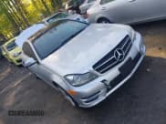 ✅ 2015 Mercedes-Benz C 250 • VIN: WDDGJ4HB1FG372798 • Lot: 41968536. Wystawiony na IAAI z przebiegiem 56 007 mil. Bezpłatny archiwum sprzedaży aukcyjnych z USA i szczegółowy raport historii pojazdu na DreamBid. Zdjęcie 1.