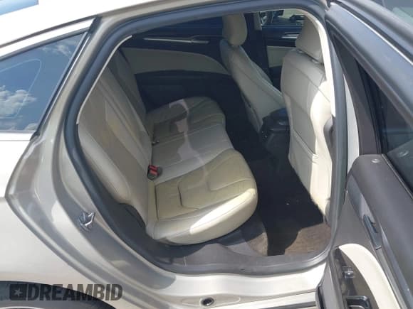 ✅ 2015 Ford Fusion Titanium • VIN: 3FA6P0SU1FR245815 • Lot: 42620841. Wystawiony na IAAI z przebiegiem 172 775 mil. Bezpłatny archiwum sprzedaży aukcyjnych z USA i szczegółowy raport historii pojazdu na DreamBid. Zdjęcie 8.