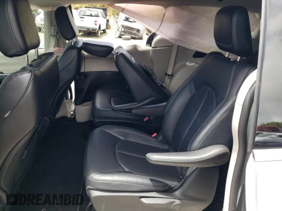 ✅ 2024 Chrysler Pacifica Hybrid Select • VIN: 2C4RC1S71RR166741 • Lot: 70136935. Listed on Copart with 17,555 mi. Free auction sales archive from the USA and detailed vehicle history report at DreamBid. Image 11.