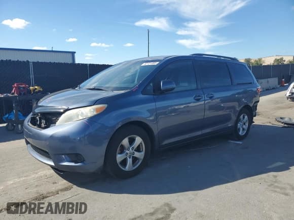 ✅ 2017 Toyota Sienna LE Auto Access Seat • VIN: 5TDKZ3DC0HS771457 • Lot: 82721385. Wystawiony na Copart z przebiegiem 116 721 mil. Bezpłatny archiwum sprzedaży aukcyjnych z USA i szczegółowy raport historii pojazdu na DreamBid. Zdjęcie 1.