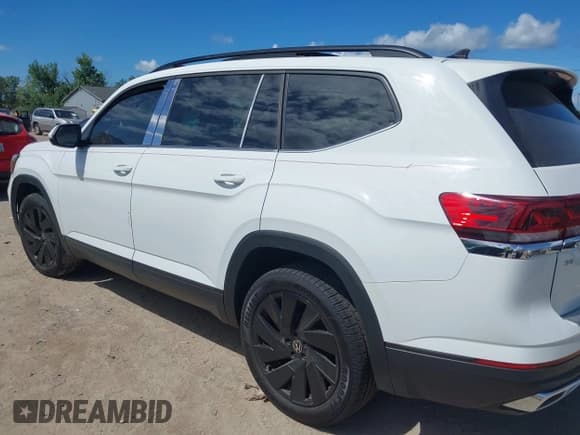 ✅ 2024 Volkswagen Atlas SE • VIN: 1V2KR2CA1RC505828 • Lot: 43063702. Wystawiony na IAAI z przebiegiem 130 277 mil. Bezpłatny archiwum sprzedaży aukcyjnych z USA i szczegółowy raport historii pojazdu na DreamBid. Zdjęcie 13.