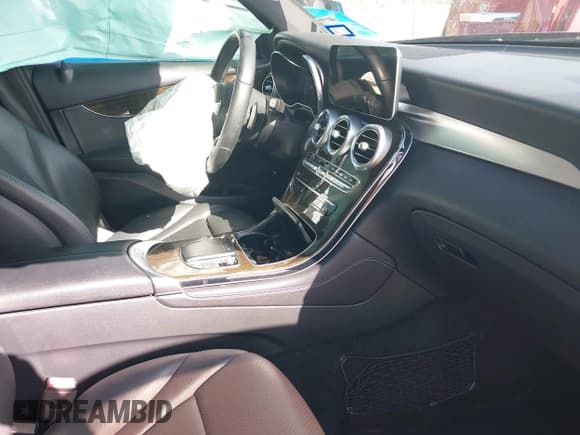 ✅ 2020 Mercedes-Benz GLC 300 • VIN: WDC0G8DBXLF727678 • Lot: 42599106. Wystawiony na IAAI z przebiegiem Nie podano. Bezpłatny archiwum sprzedaży aukcyjnych z USA i szczegółowy raport historii pojazdu na DreamBid. Zdjęcie 5.