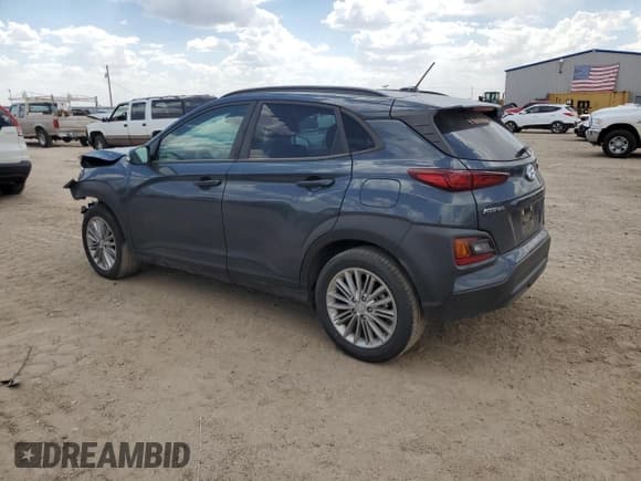 ✅ 2021 Hyundai Kona SEL • VIN: KM8K22AA9MU689987 • Лот: 68582044. Опубликован ранее на Copart с пробегом 20 744 миль. Бесплатный доступ к архиву аукционных продаж из США и подробный отчёт об истории автомобиля на DreamBid. Изображение 2.