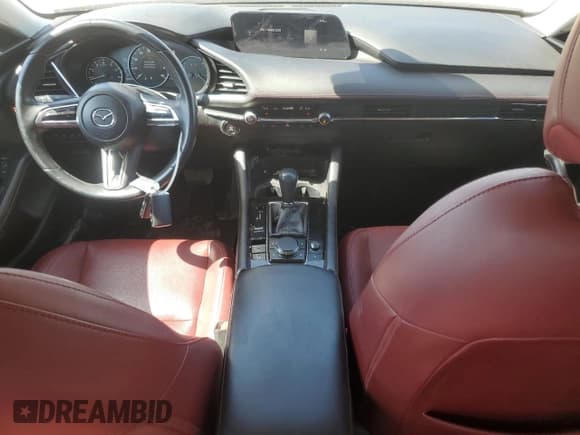 ✅ 2023 Mazda 3 S Carbon Edition • VIN: 3MZBPACM7PM365837 • Lot: 66930295. Wystawiony na Copart z przebiegiem 22 947 mil. Bezpłatny archiwum sprzedaży aukcyjnych z USA i szczegółowy raport historii pojazdu na DreamBid. Zdjęcie 8.