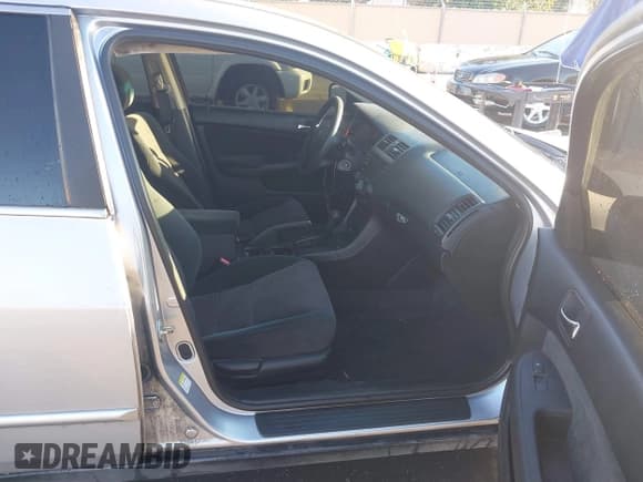 ✅ 2004 Honda Accord LX • VIN: 1HGCM66334A011601 • Lot: 43772923. Listed on IAAI with 254,442 mi. Free auction sales archive from the USA and detailed vehicle history report at DreamBid. Image 5.