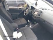 ✅ 2017 Volkswagen Tiguan S • VIN: WVGAV7AX2HK044684 • Lot: 29013278. Wystawiony na IAAI z przebiegiem 50 598 mil. Bezpłatny archiwum sprzedaży aukcyjnych z USA i szczegółowy raport historii pojazdu na DreamBid. Zdjęcie 5.