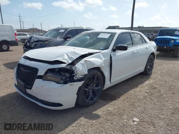 ✅ 2023 Chrysler 300 Touring • VIN: 2C3CCAAG4PH678864 • Lot: 42743435. Wystawiony na IAAI z przebiegiem 26 224 mil. Bezpłatny archiwum sprzedaży aukcyjnych z USA i szczegółowy raport historii pojazdu na DreamBid. Zdjęcie 2.