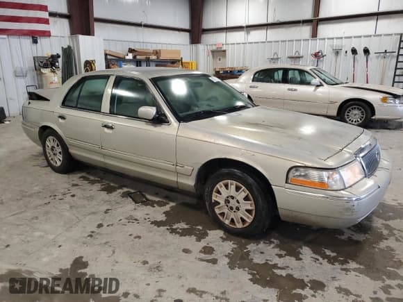 ✅ 2005 Mercury Grand Marquis GS • VIN: 2MEFM74W75X625749 • Lot: 90701625. Wystawiony na Copart z przebiegiem 234 630 mil. Bezpłatny archiwum sprzedaży aukcyjnych z USA i szczegółowy raport historii pojazdu na DreamBid. Zdjęcie 4.