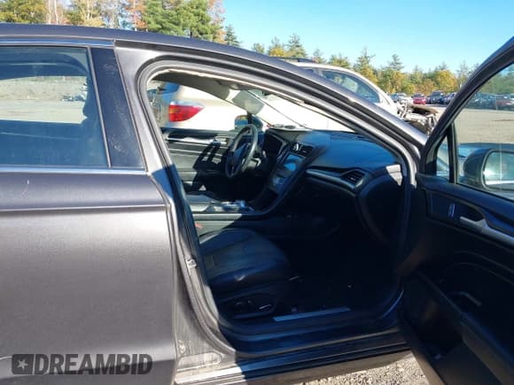 ✅ 2019 Ford Fusion Titanium • VIN: 3FA6P0RUXKR106542 • Lot: 43450593. Listed on IAAI with 141,675 mi. Free auction sales archive from the USA and detailed vehicle history report at DreamBid. Image 5.