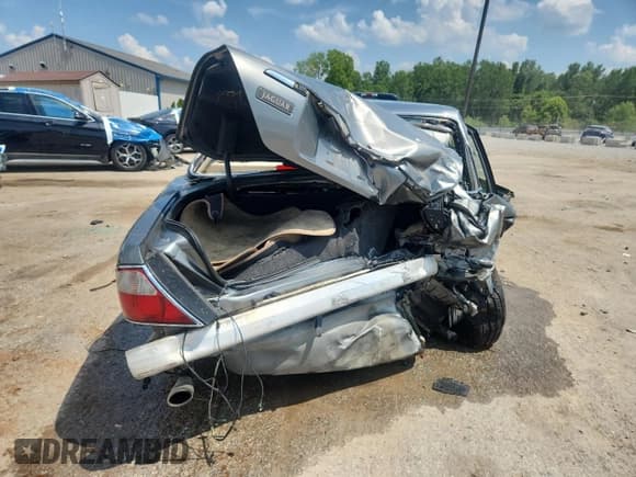 ✅ 2002 Jaguar XJ 8 • VIN: SAJDA14C42LF49506 • Лот: 62320175. Опубликован ранее на Copart с пробегом Не указан. Бесплатный доступ к архиву аукционных продаж из США и подробный отчёт об истории автомобиля на DreamBid. Изображение 6.