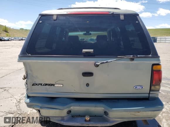✅ 1997 Ford Explorer XLT • VIN: 1FMDU32P5VZB36074 • Lot: 57289935. Listed on Copart with 185,654 mi. Free auction sales archive from the USA and detailed vehicle history report at DreamBid. Image 6.